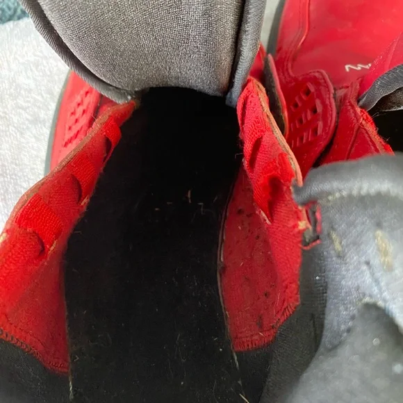 Jordan Red and Black Sneakers High-Top Design - Picture 5 of 6